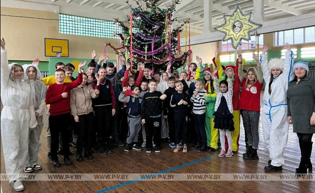 Акцию «Новогоднее чудо» провели волонтеры аграрного колледжа Акцию «Новогоднее чудо» провели волонтеры аграрного колледжа