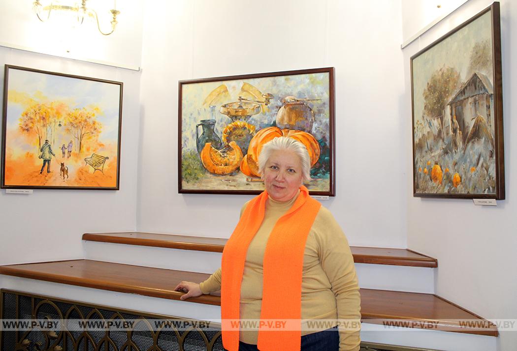 В концертном зале выставка живописи «Оранжевый микс» Татьяны Ефановой