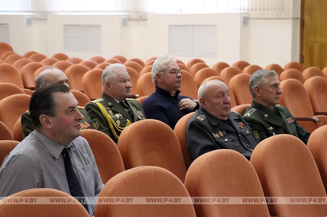 Встреча с выпускниками высших военно-политических училищ прошла в горисполкоме