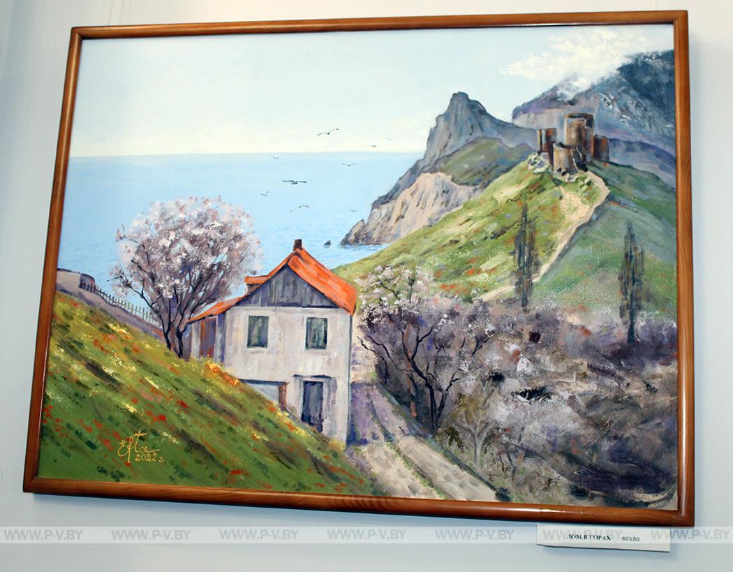 В концертном зале выставка живописи «Оранжевый микс» Татьяны Ефановой
