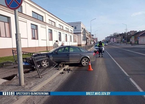 Бесправник протаранил ограждение на одной из центральных улиц Пинска