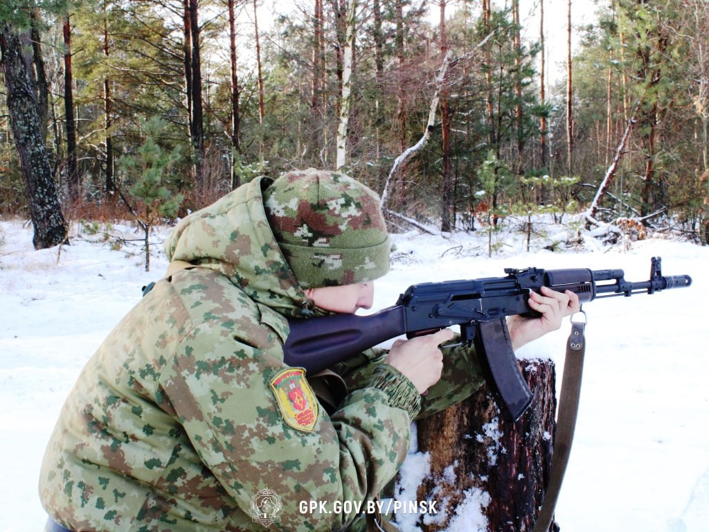 Плановые учебные стрельбы проводит Пинский погранотряд. Находиться вблизи деревни Выжловичи запрещено