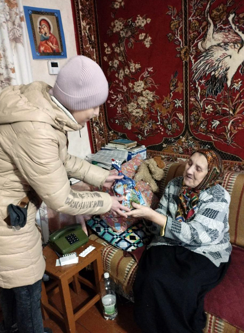 «От всей души»: инспекторы по основной деятельности ГУ «Территориальный центр социального обслуживания населения Пинского района» поздравили своих подопечных