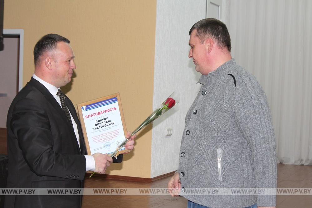 В Пинском районе наградили тех, кто помогал благоустраивать свинокомплекс «Диковичи» накануне его открытия