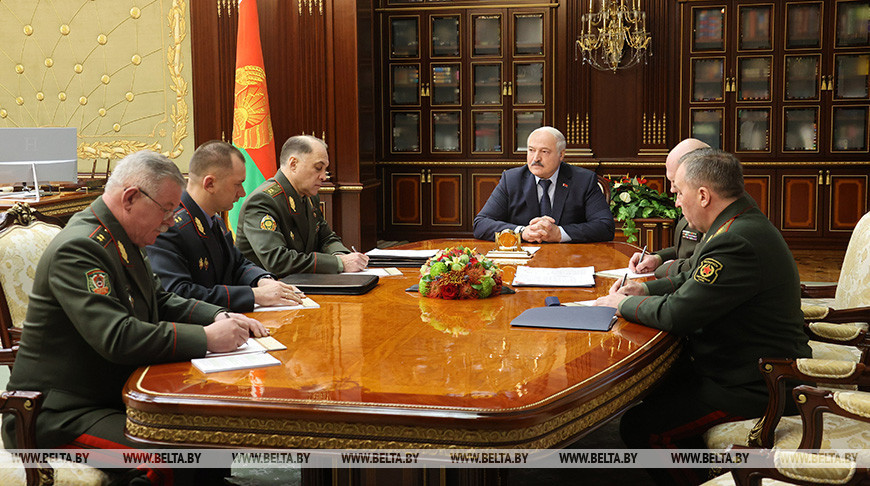 "Мы должны видеть мельчайшую агрессивность против Беларуси". Лукашенко провел совещание с силовиками