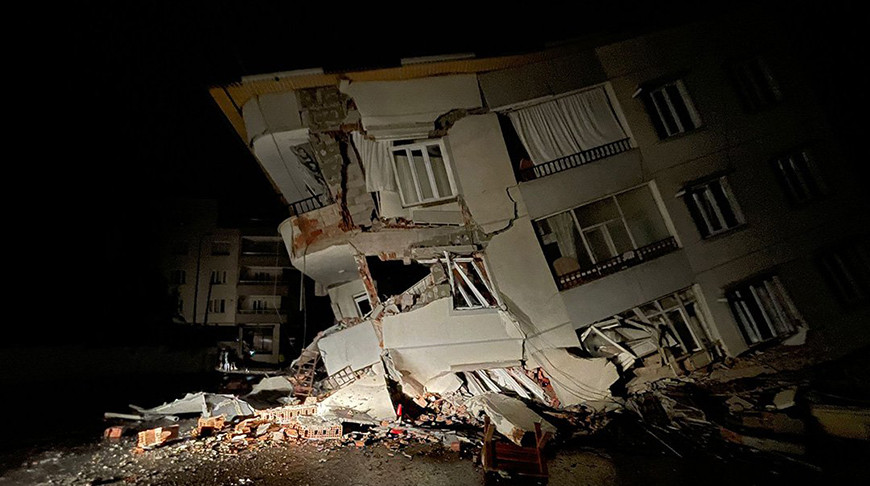 Мощное землетрясение магнитудой 7,4: в Турции погибли 284 человека, в Сирии - 237