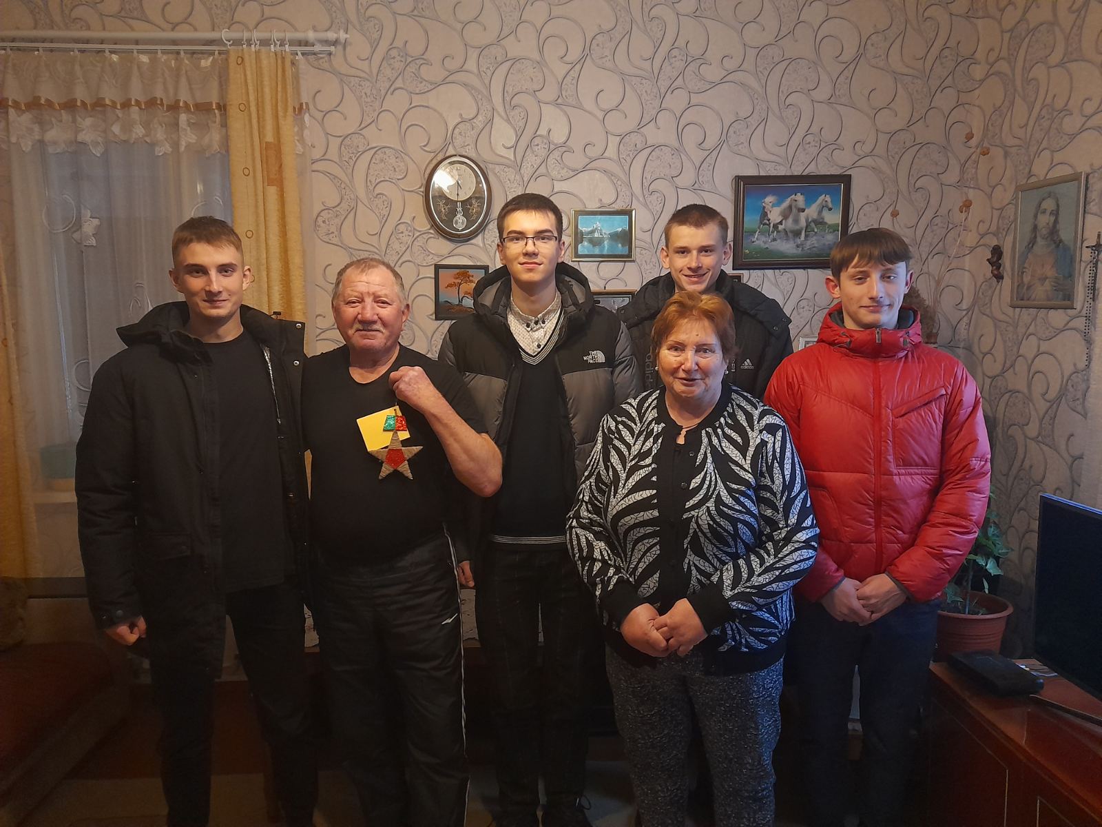 В Логишине пожилых жителей поселка поздравили с Днём защитников Отечества