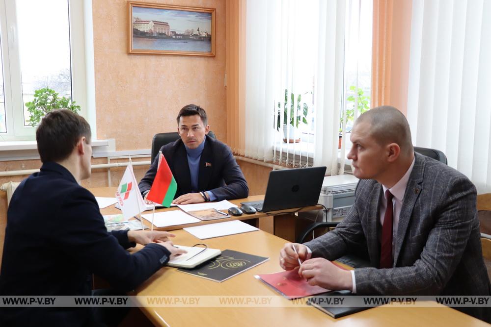 На личном приёме Дмитрия Баскова в Пинске было очень жарко. Так всегда бывает, когда дело касается судеб людей