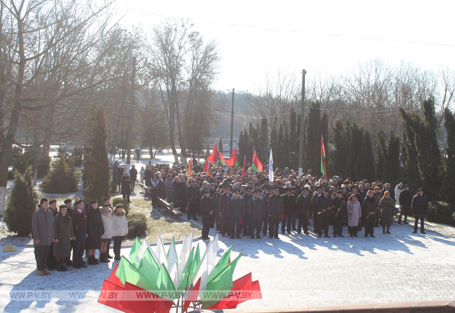 В Пинске состоялся митинг, посвящённый Дню защитников Отечества и 105-летию Вооруженных Сил Республики Беларусь