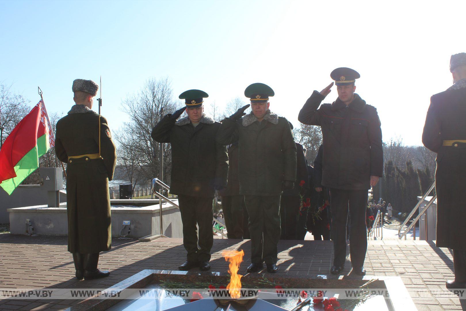 В Пинске состоялся митинг, посвящённый Дню защитников Отечества и 105-летию Вооруженных Сил Республики Беларусь