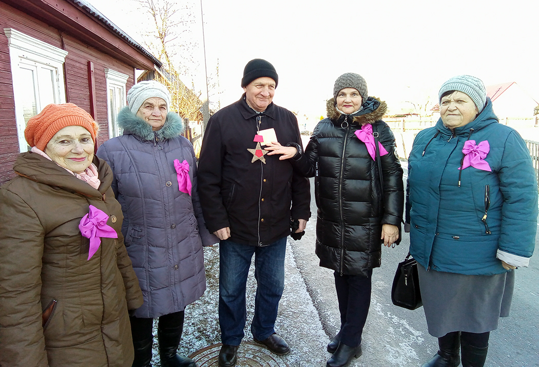 В Логишине пожилых жителей поселка поздравили с Днём защитников Отечества