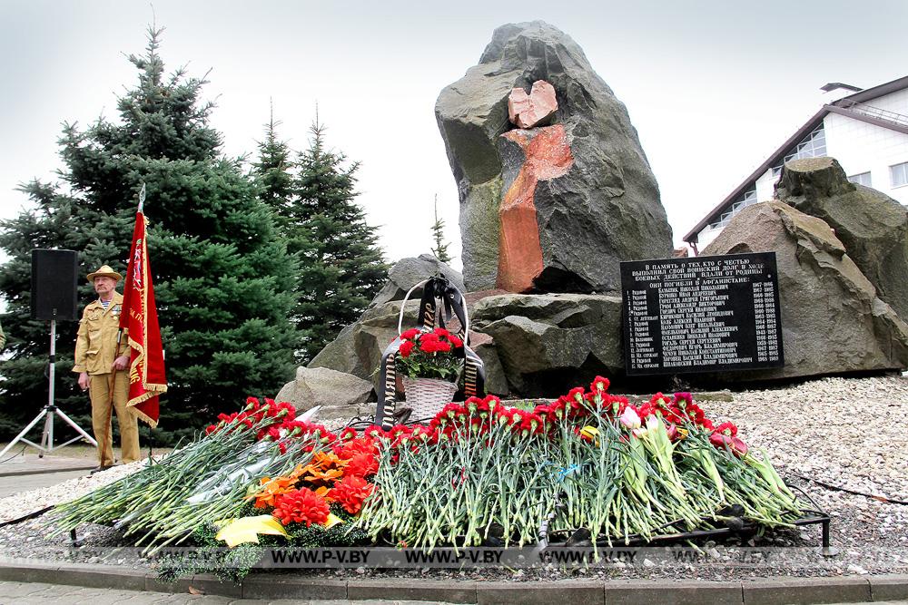 Сегодня в Пинске, как и по всей Беларуси, совершалось гражданское поминание павших воинов-интернационалистов Сегодня в Пинске, как и по всей Беларуси, совершалось гражданское поминание павших воинов-интернационалистов