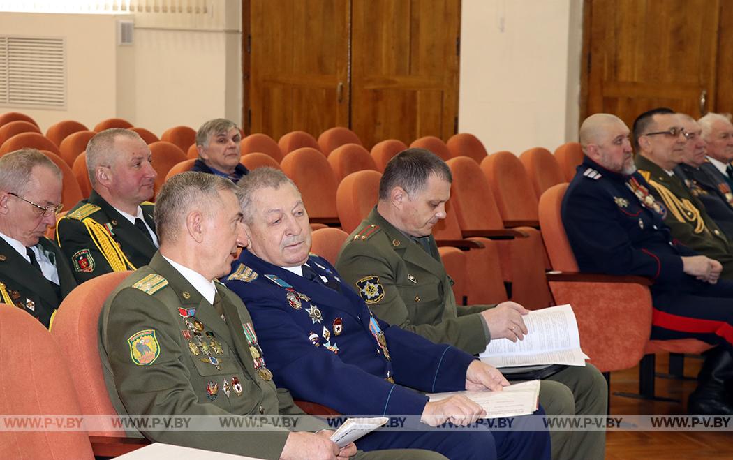 Узнали, какие вопросы обсудили на заседании военного совета Клуба полковников и капитанов 1-го ранга Пинского гарнизона Узнали, какие вопросы обсудили на заседании военного совета Клуба полковников и капитанов 1-го ранга Пинского гарнизона