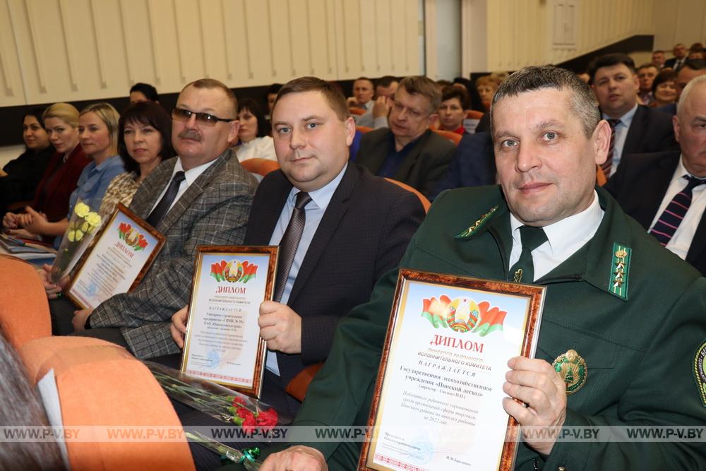 Фоторепортаж: в Пинском районе наградили передовиков по итогам 2022 года