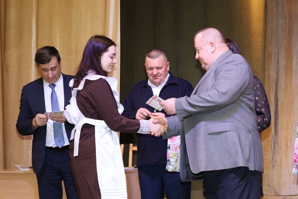 Владимир Хроленко вручил членские билеты БРСМ парохонским школьникам