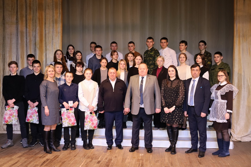 Владимир Хроленко вручил членские билеты БРСМ парохонским школьникам
