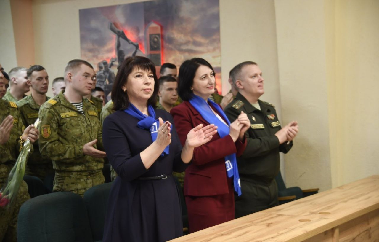 Пинских пограничников поздравили представительницы ОО «БСЖ»
