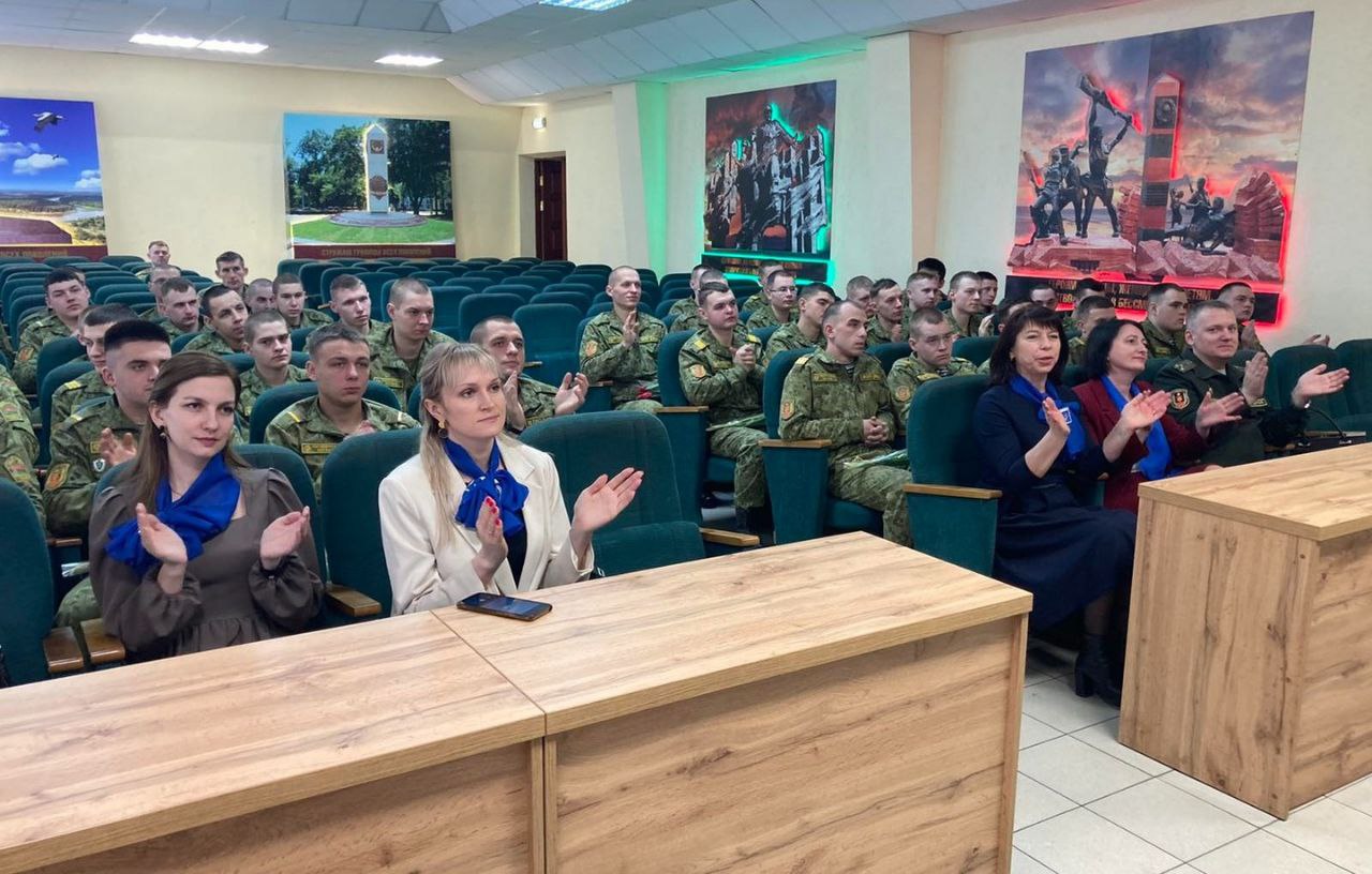 Пинских пограничников поздравили представительницы ОО «БСЖ»