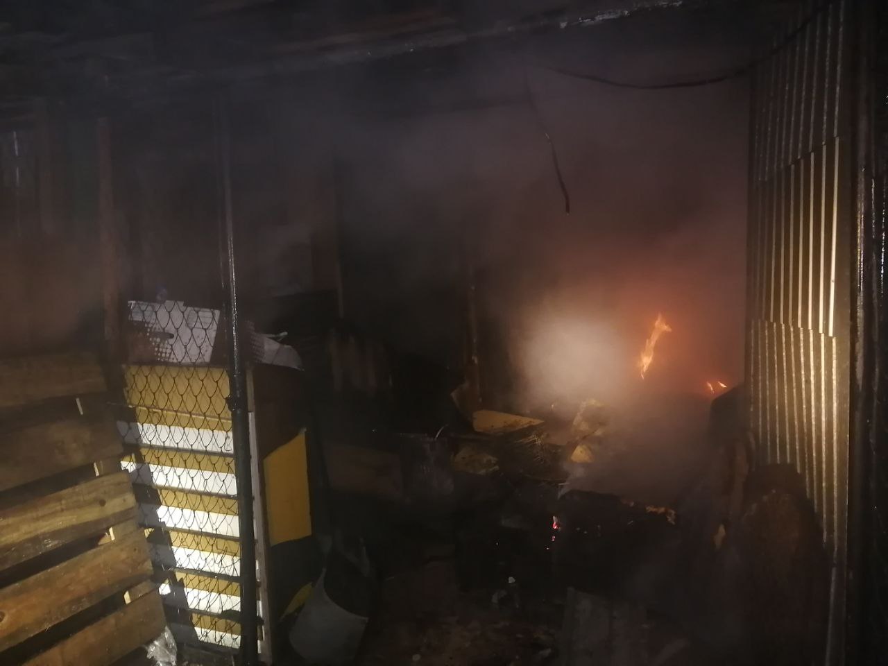 В Пинске случился пожар в хозяйственном строении по ул. Партизанской