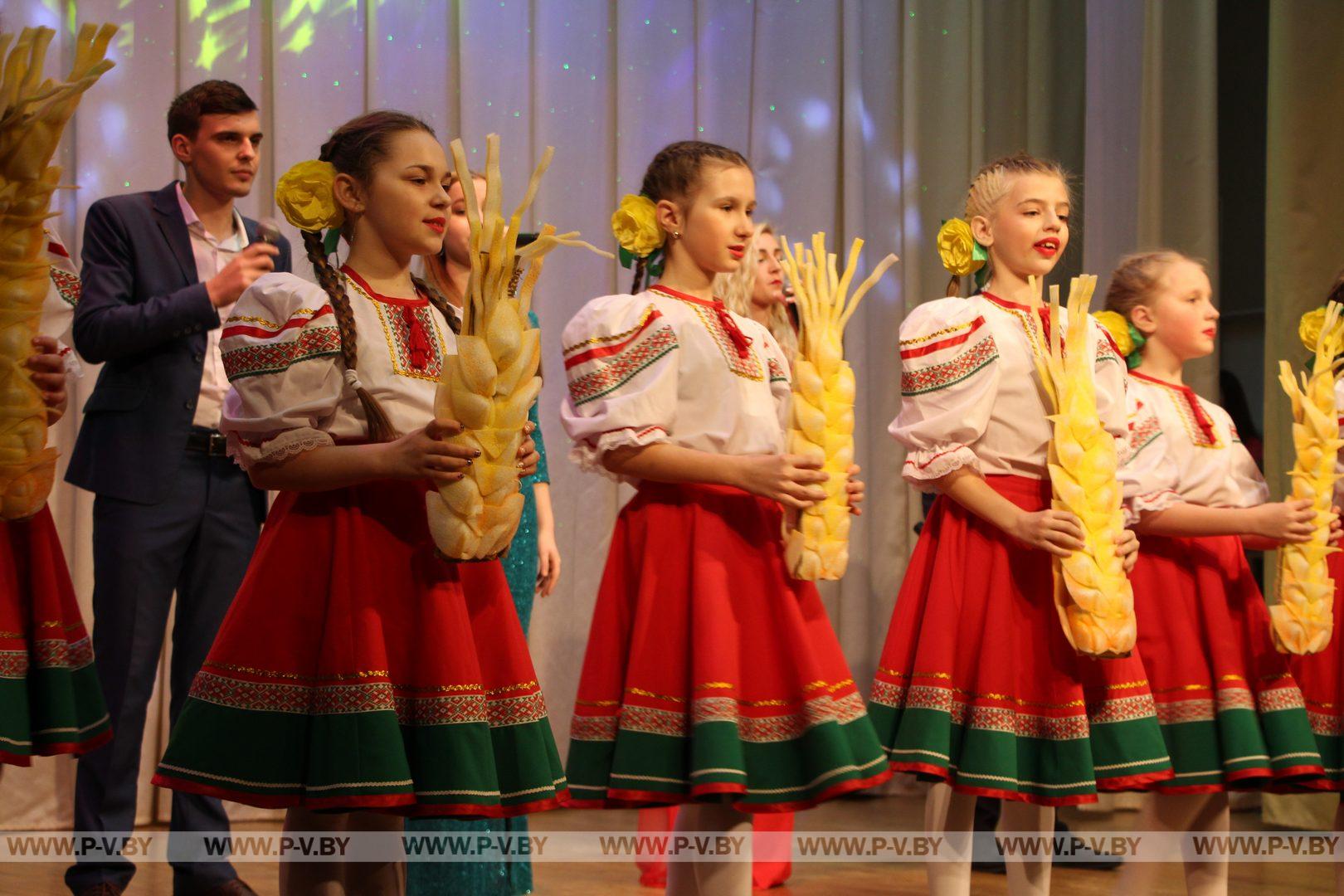 В День Конституции молодёжь Пинского района высадила аллею «Мира и созидания»