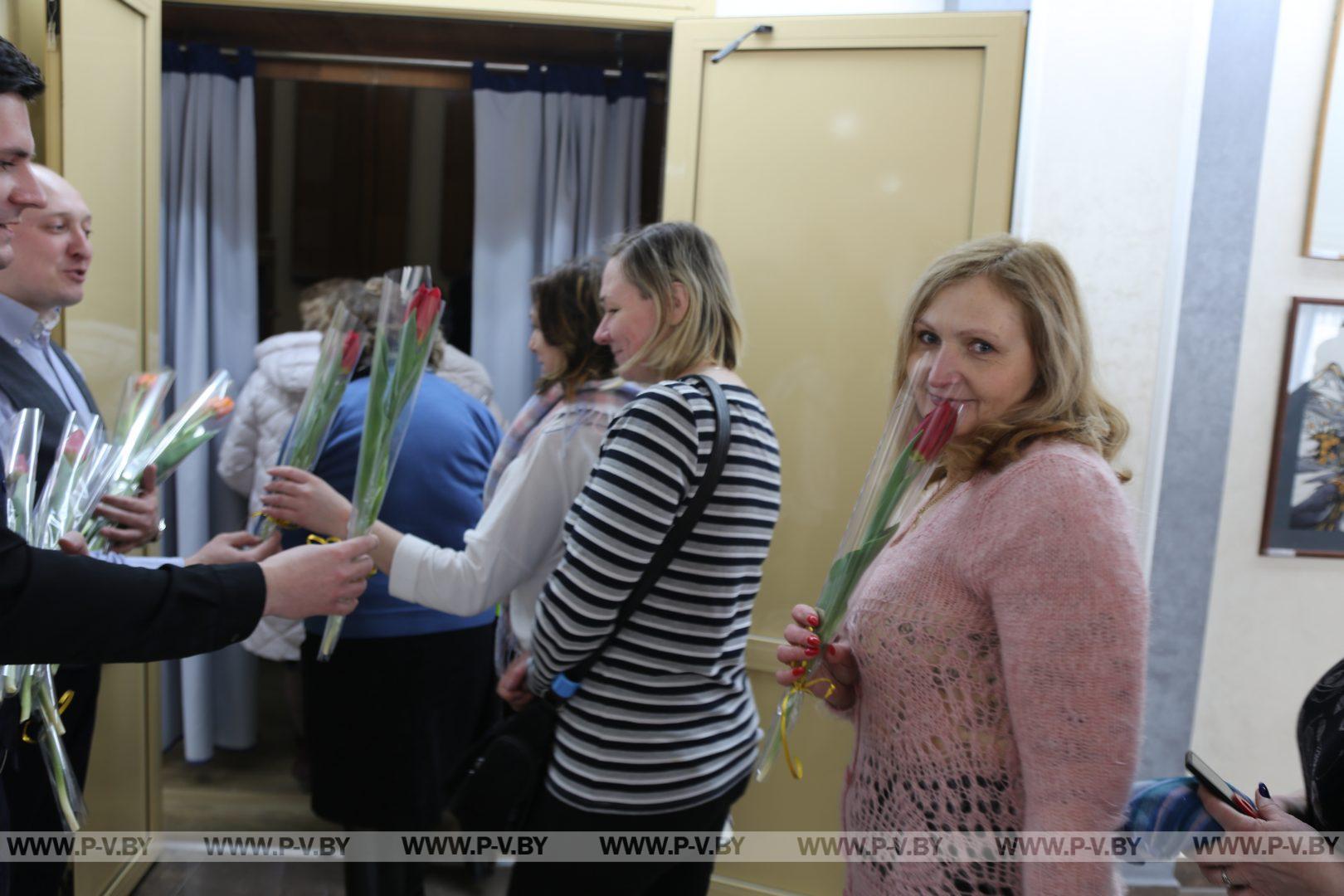 В преддверии 8 Марта в городском Доме культуры с Днём женщин поздравили пинчанок