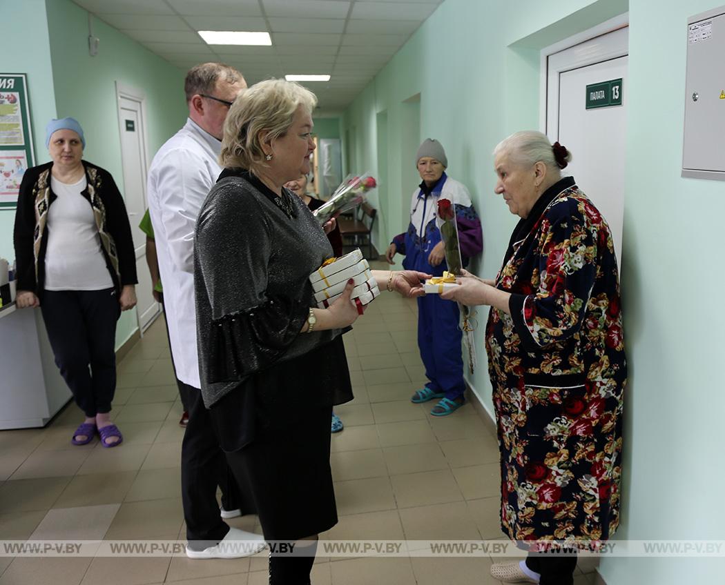 Розы и приятные сладкие подарки получили пациентки межрайонного онкодиспансера в Пинске