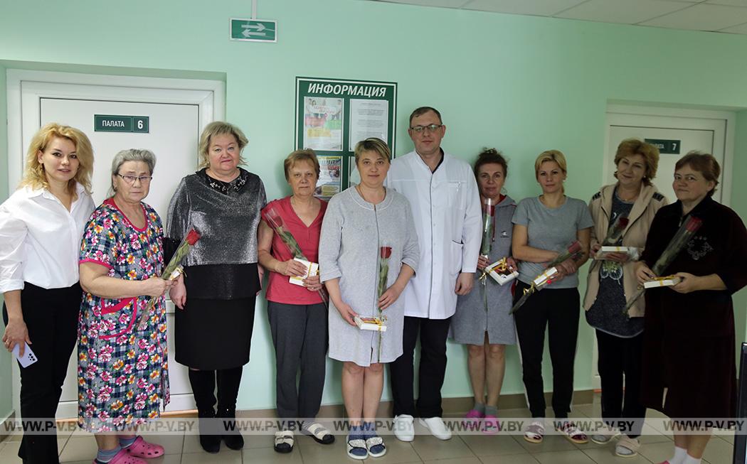 Розы и приятные сладкие подарки получили пациентки межрайонного онкодиспансера в Пинске