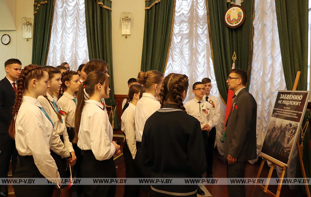 Председатель облисполкома Юрий Шулейко вручил паспорта юным жителям Пинщины