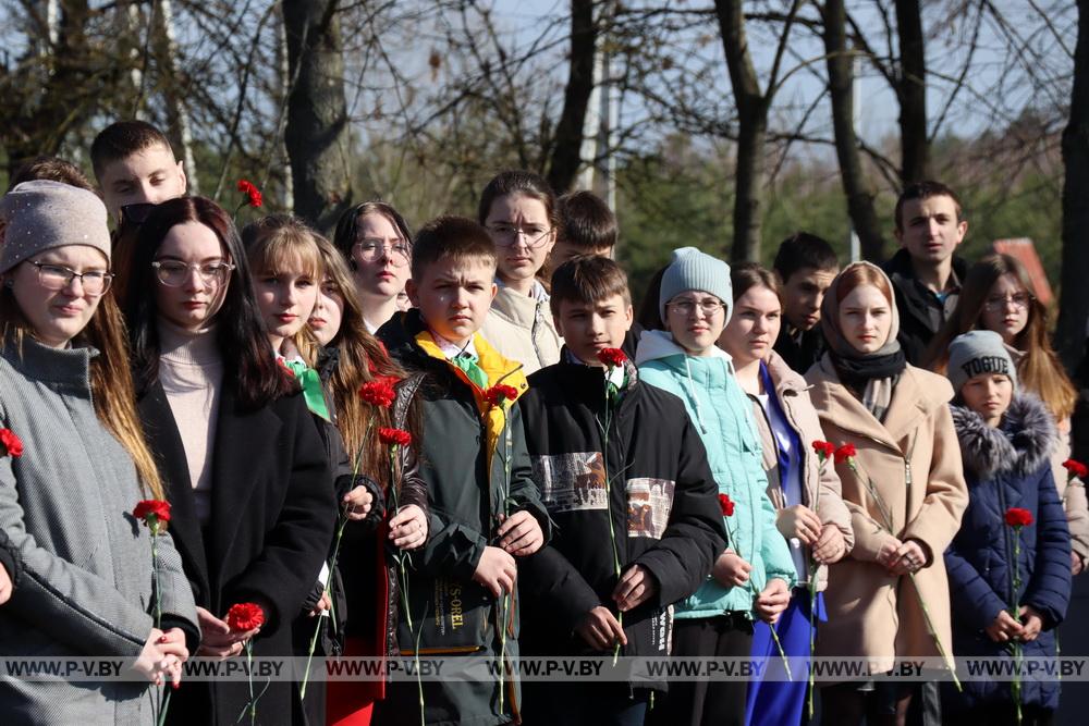 Полесская Хатынь: в Любель-Поле почтили память жителей сожженной фашистами деревни