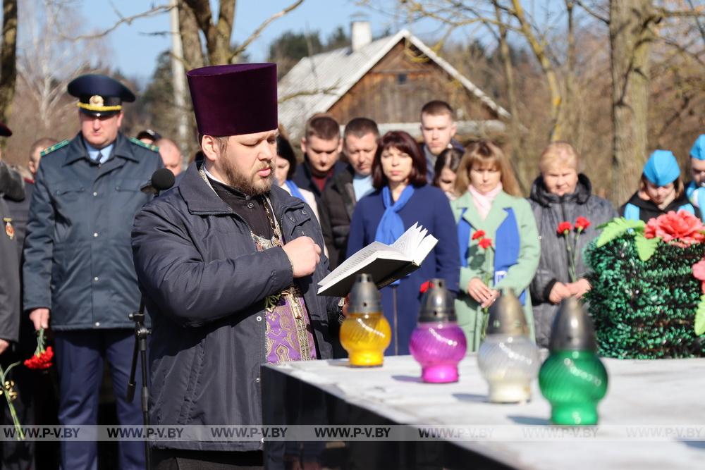 Полесская Хатынь: в Любель-Поле почтили память жителей сожженной фашистами деревни