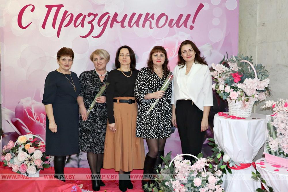 Концерт-подарок в преддверии 8 Марта собрал в Оснежицах прекрасных жительниц Пинщины