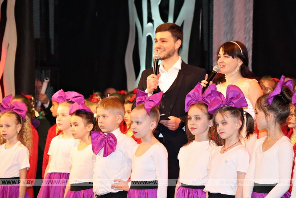 Концерт-подарок в преддверии 8 Марта собрал в Оснежицах прекрасных жительниц Пинщины