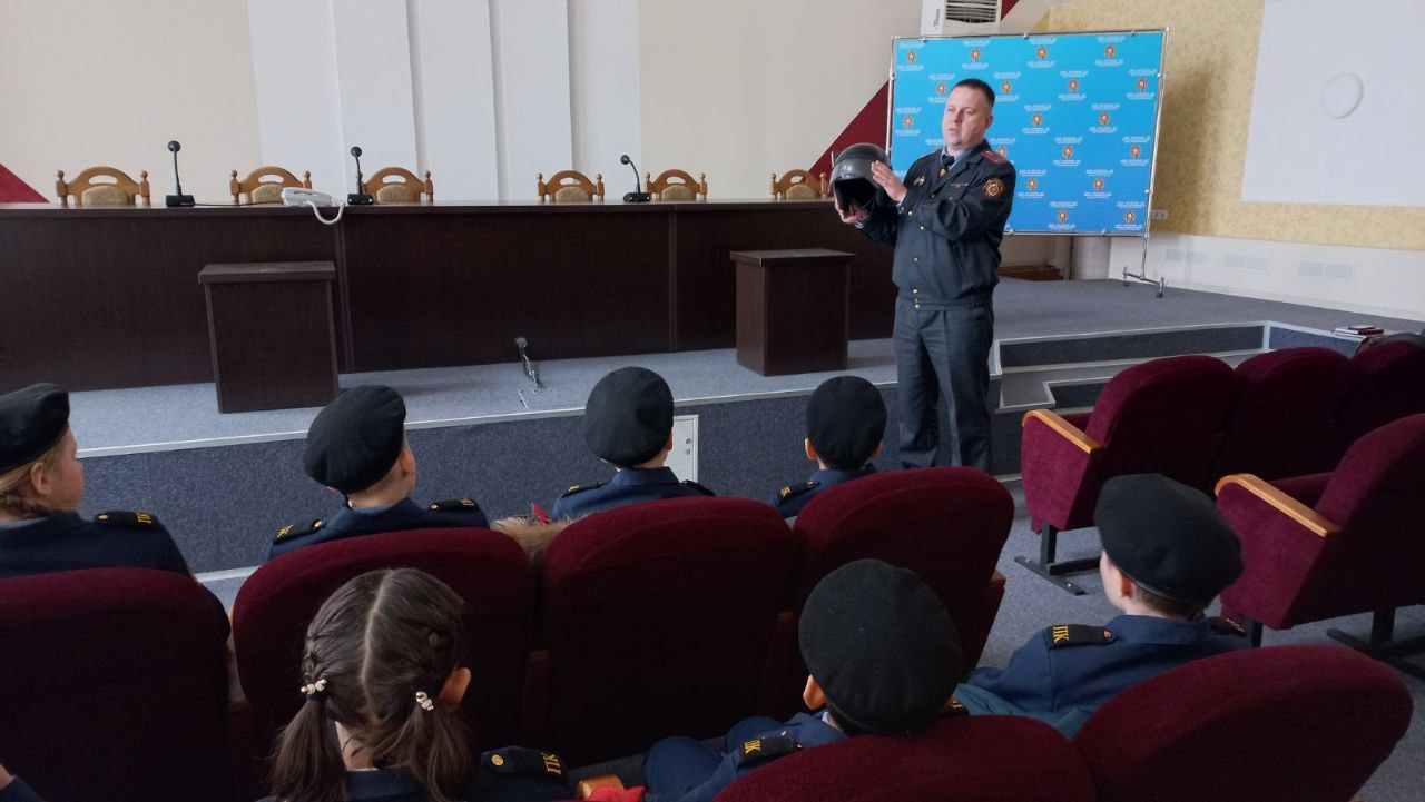 Шестиклассники побывали на экскурсии в Пинском РОВД