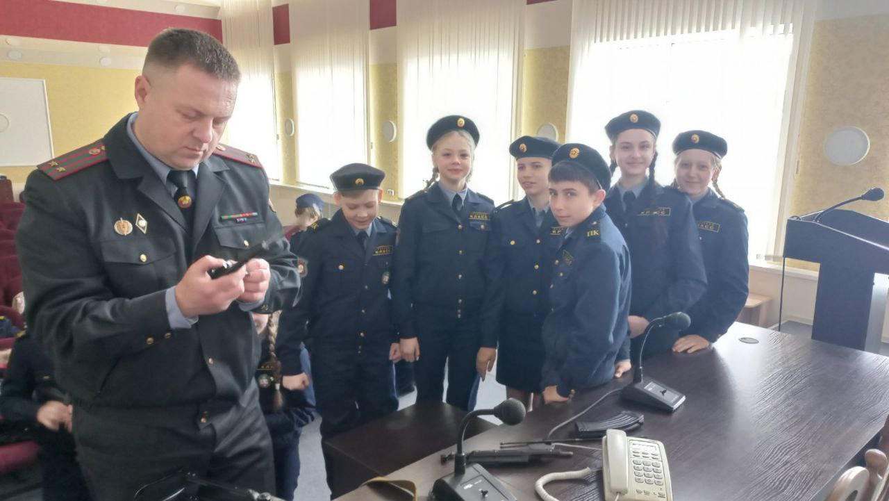 Шестиклассники побывали на экскурсии в Пинском РОВД