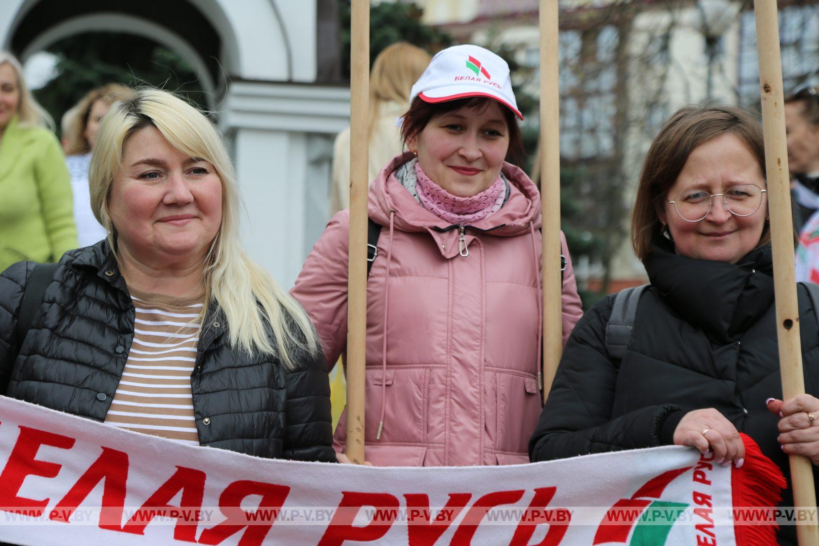 В сквере наводили порядок активисты «Белой Руси»