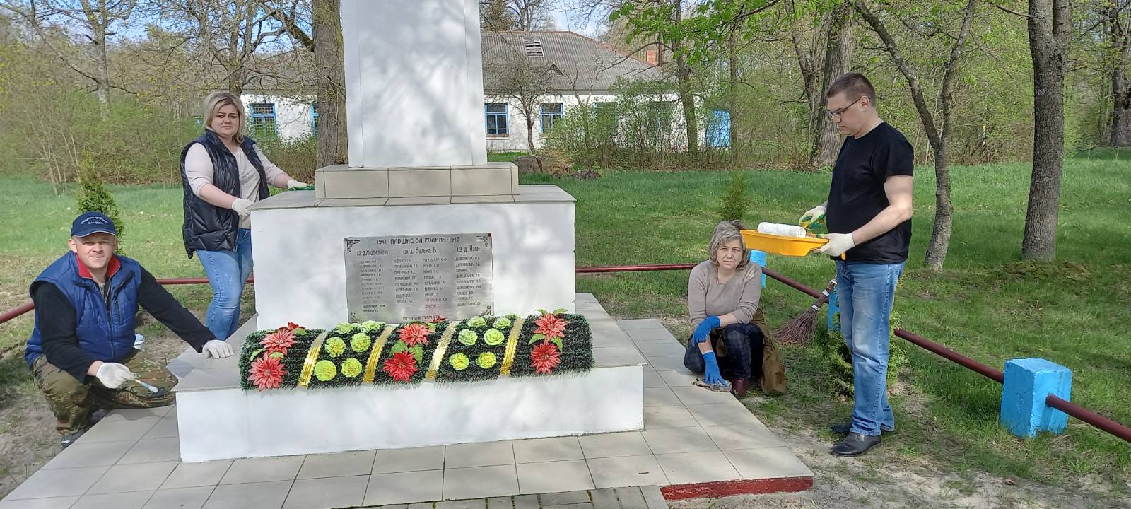 Профсоюзный актив Пинского района наводил порядок у памятника в Житновичах
