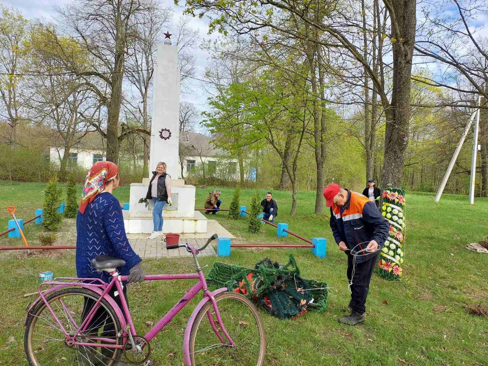 Профсоюзный актив Пинского района наводил порядок у памятника в Житновичах