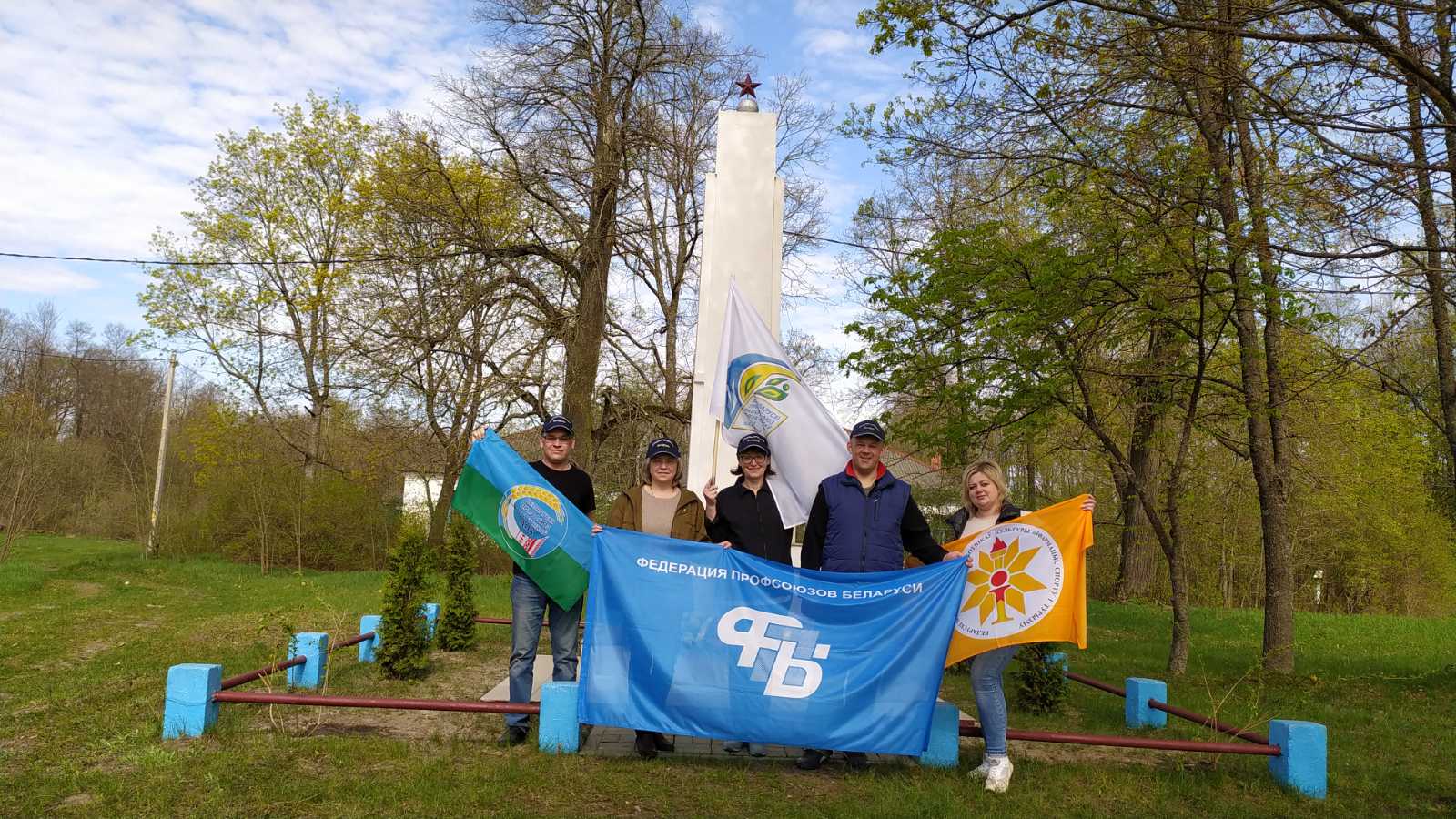 Профсоюзный актив Пинского района наводил порядок у памятника в Житновичах