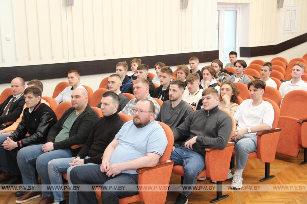 Председатель горисполкома Валерий Ребковец поздравил хоккеистов пинских «Ястребов» с победой в высшей лиге