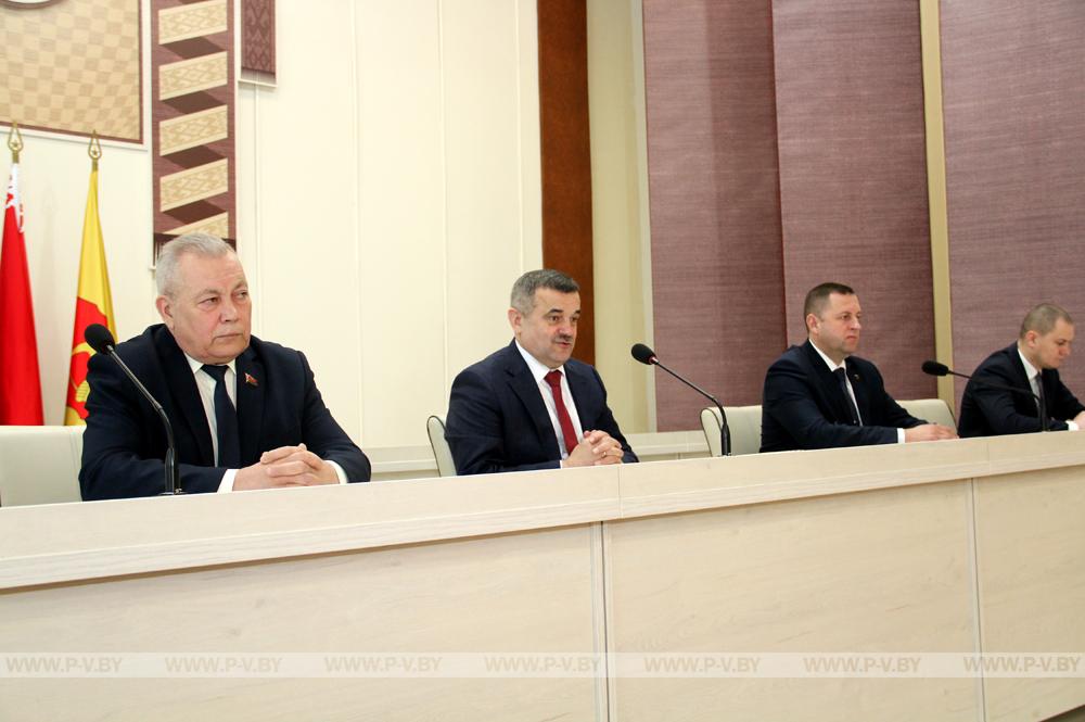 Председатель горисполкома Валерий Ребковец поздравил хоккеистов пинских «Ястребов» с победой в высшей лиге