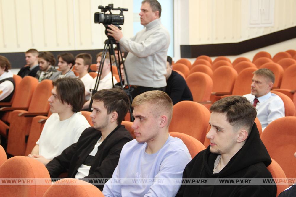 Председатель горисполкома Валерий Ребковец поздравил хоккеистов пинских «Ястребов» с победой в высшей лиге