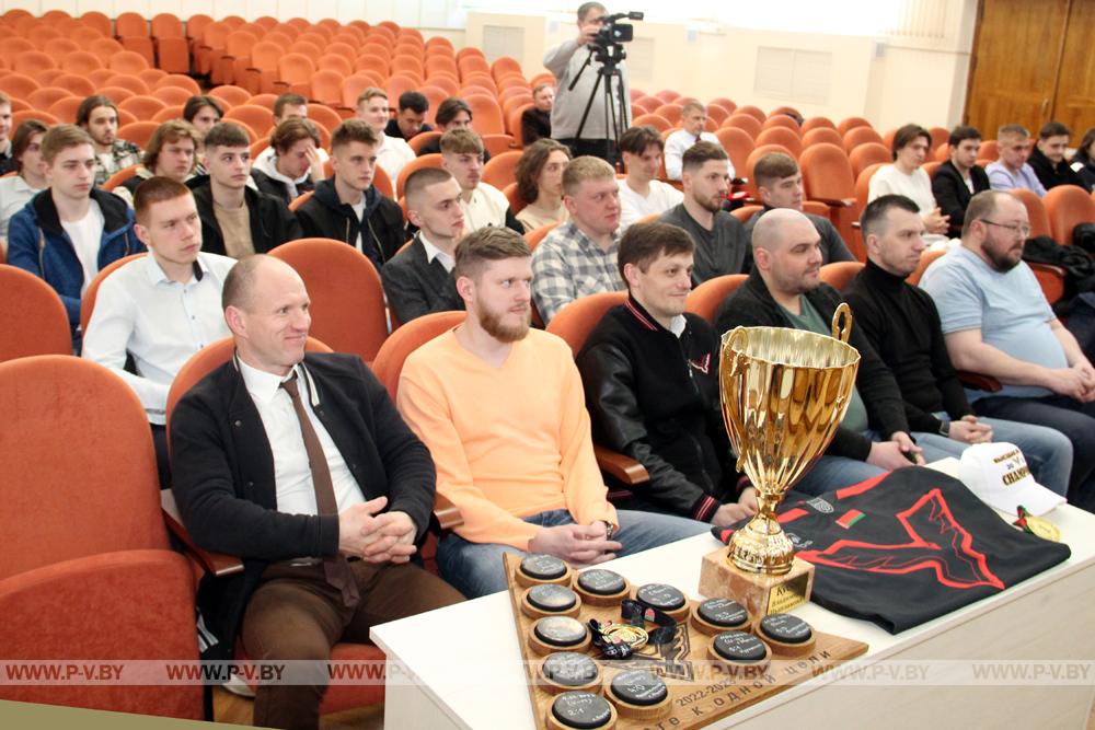 Председатель горисполкома Валерий Ребковец поздравил хоккеистов пинских «Ястребов» с победой в высшей лиге