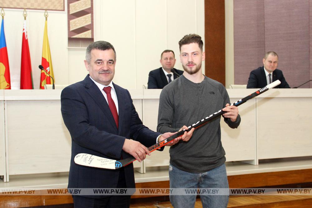 Председатель горисполкома Валерий Ребковец поздравил хоккеистов пинских «Ястребов» с победой в высшей лиге