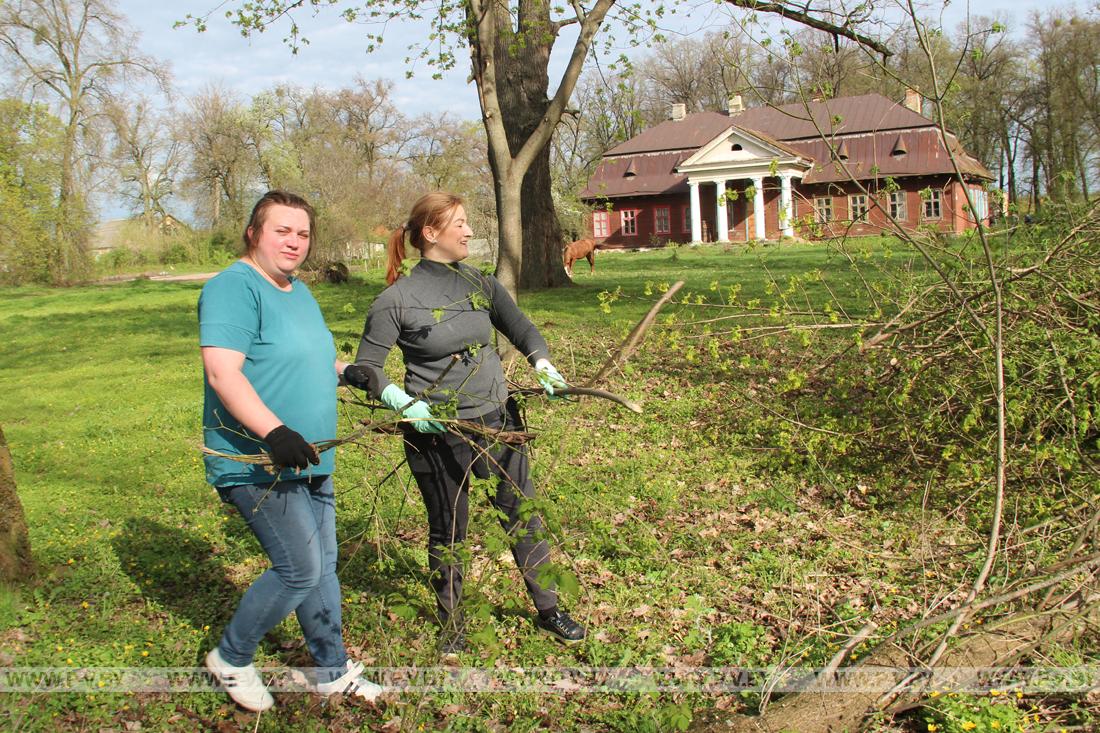 22 апреля - республиканский субботник. Трудовой десант высадился в старинном Запольском парке