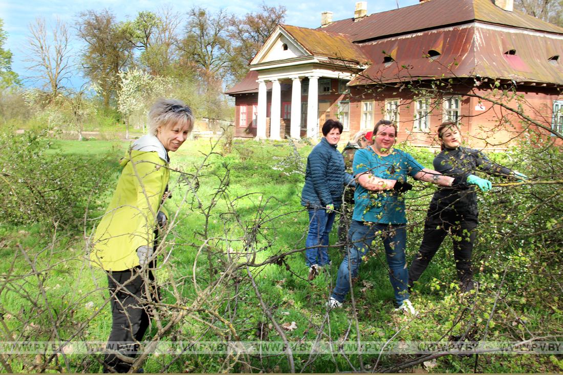 22 апреля - республиканский субботник. Трудовой десант высадился в старинном Запольском парке