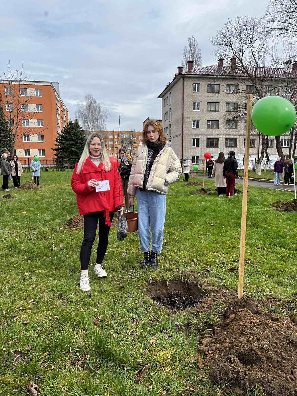 Учащиеся и педагоги Пинского колледжа техники и технологий посадили плодовый сад