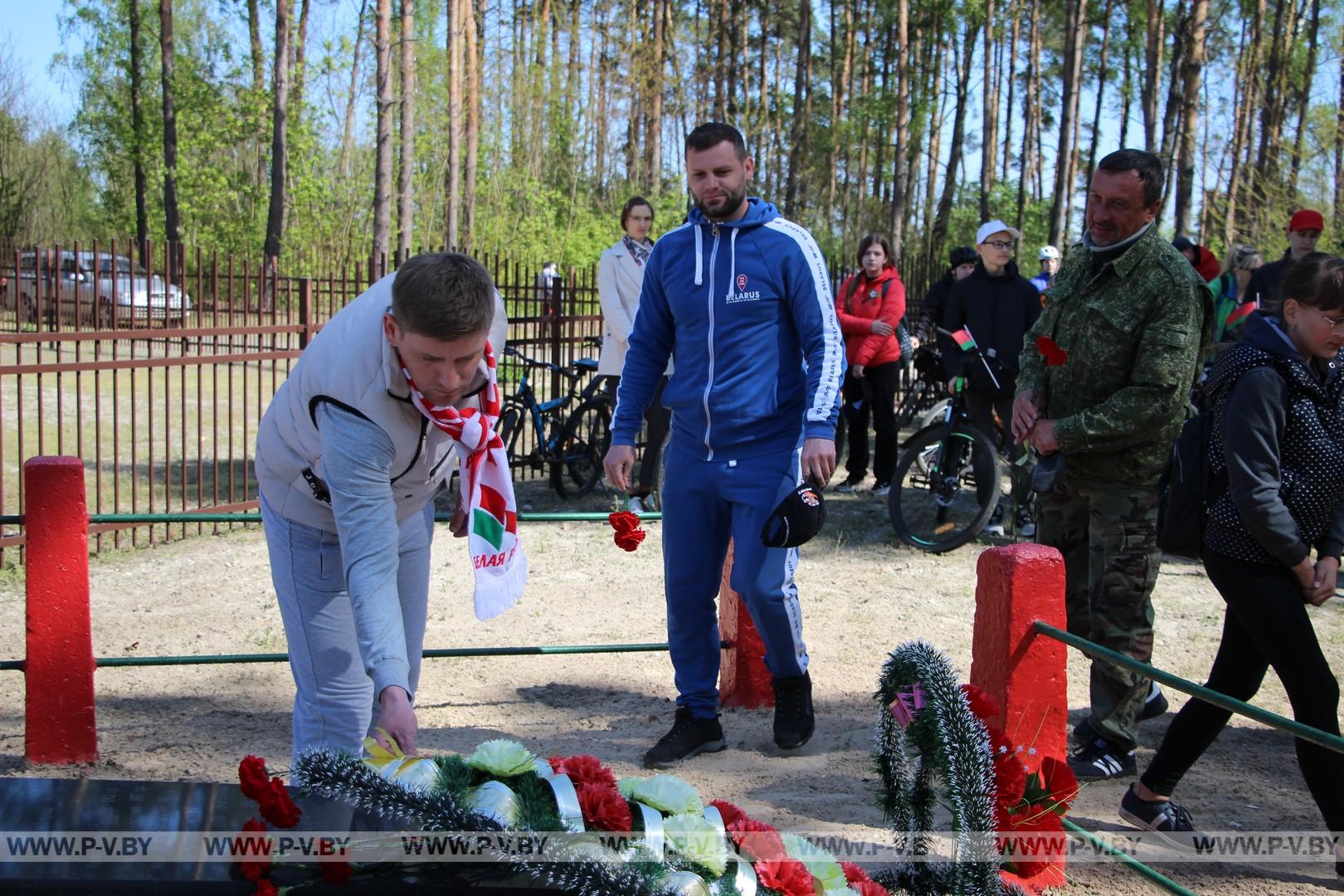 Участники молодёжного велопробега посетили памятные места Пинского района