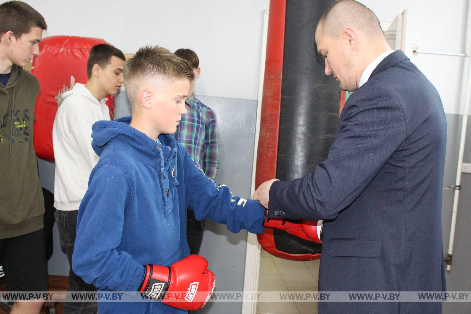Для участников клуба «Подросток и Закон» организовали открытую тренировку по боксу