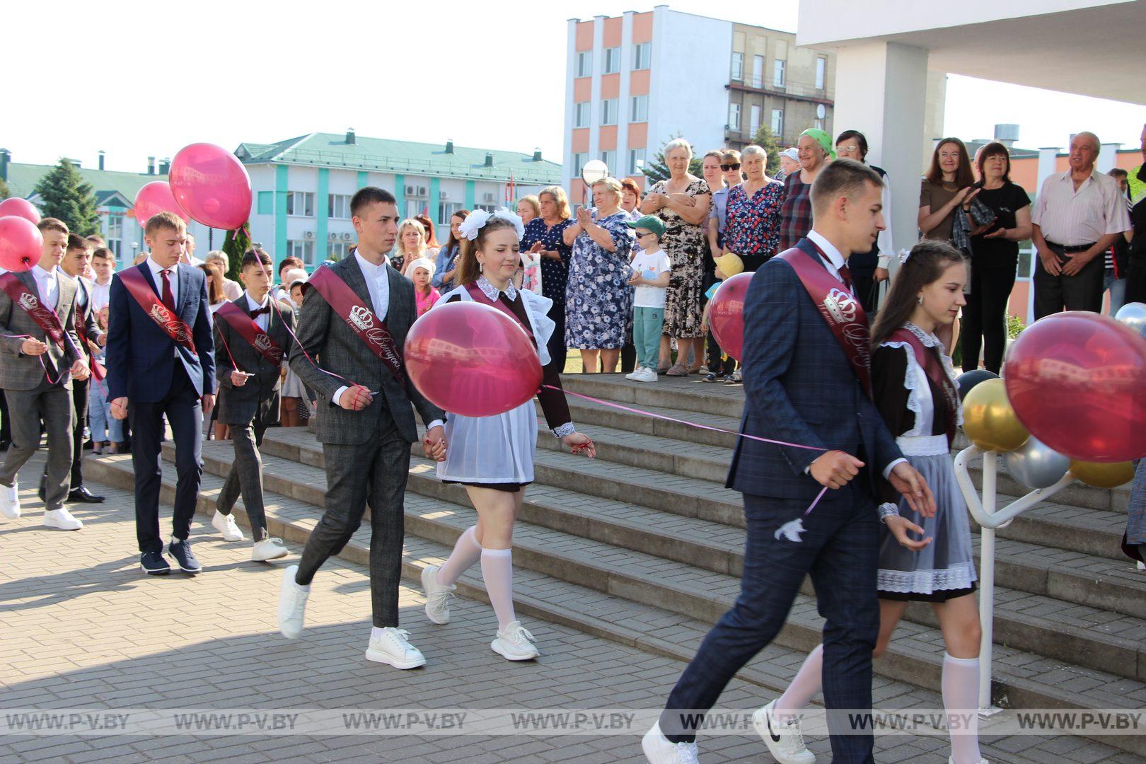 Парохонские выпускники попрощались со школой