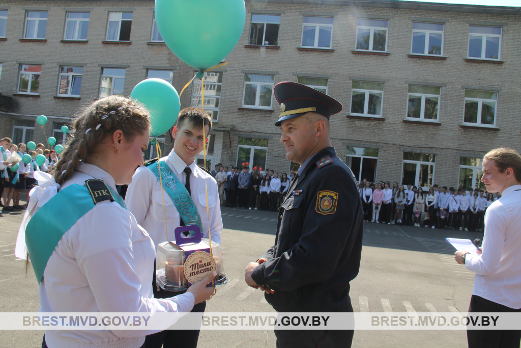 Сотрудники Пинского ГОВД поздравили выпускников правового класса средней школы № 12